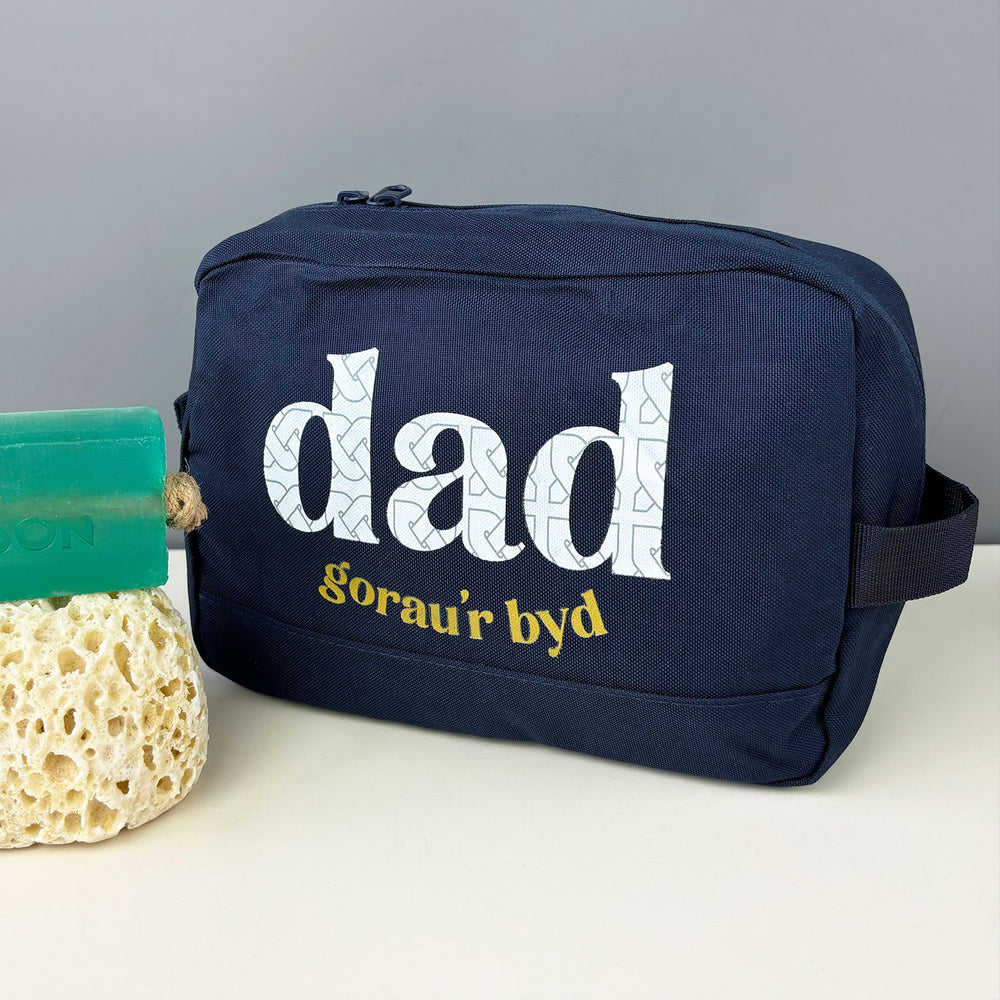 Navy wash bag featuring the words 'world's best dad' in Welsh, Dad gorau'r byd.