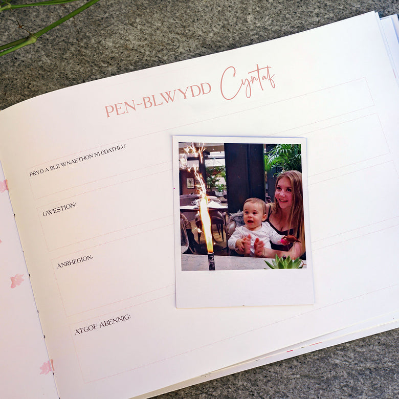 Dy flynyddoedd cyntaf baby memory book