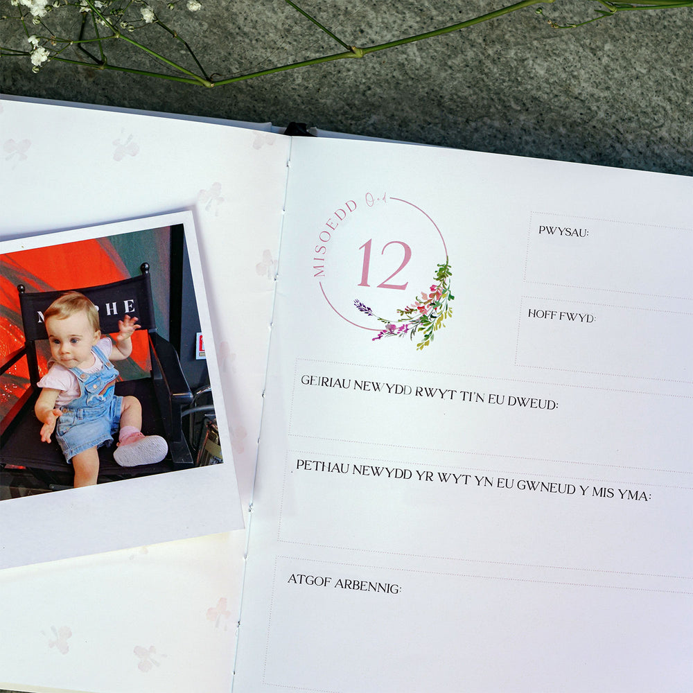 Dy flynyddoedd cyntaf baby memory book