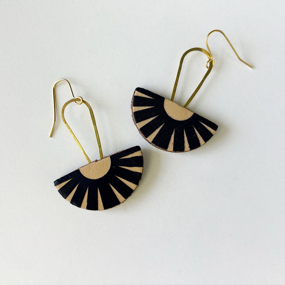 Handmade ink and cream leather earrings y Kay Morgan