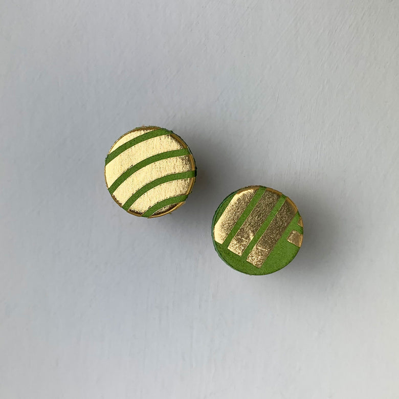 Leather circle stud earrings - olive green/gold