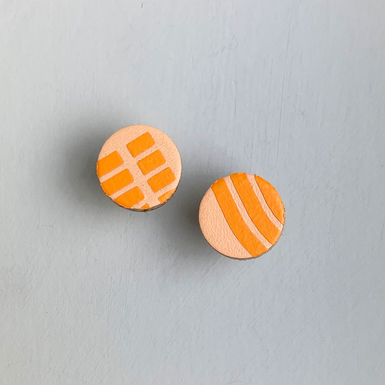 Leather circle stud earrings - peach/orange