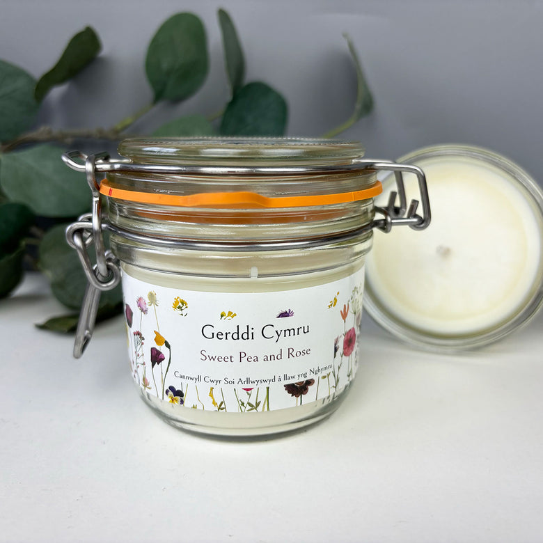 Soy wax Welsh candle featuring the words Gerddi Cymru.