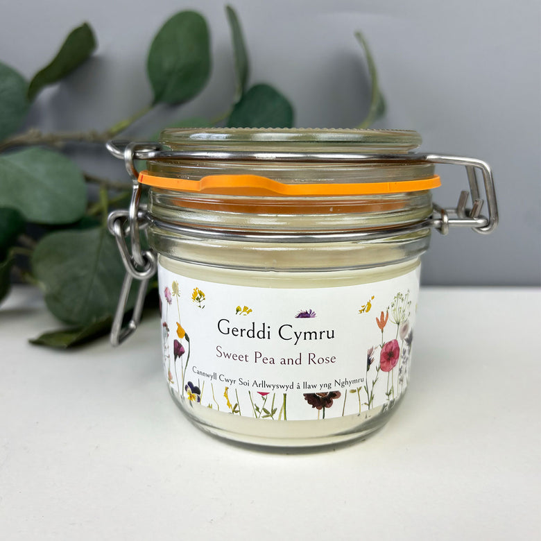 Soy wax Welsh candle featuring the words Gerddi Cymru.