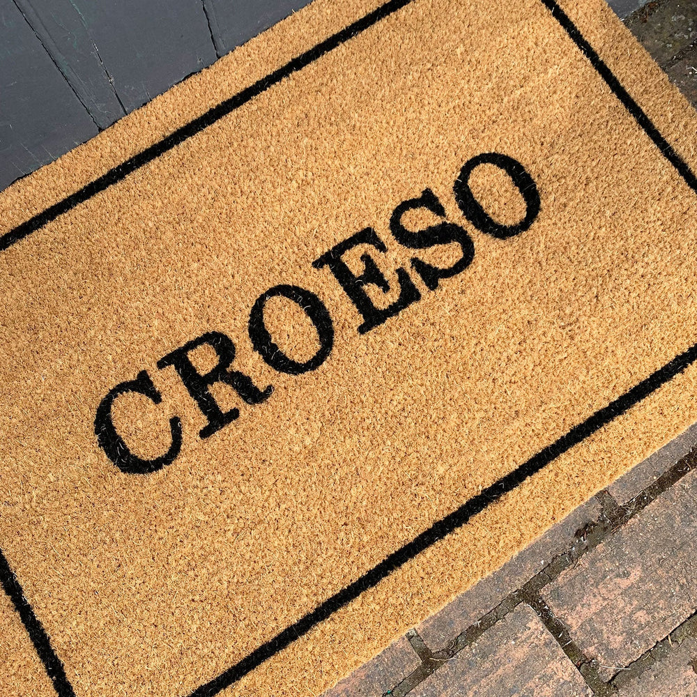 Extra large coir doormat featuring the word croeso