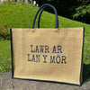 Bag traeth mawr Lawr ar lan y môr