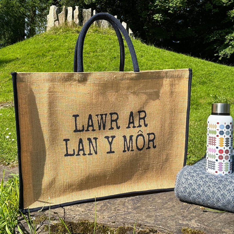 Bag traeth mawr Lawr ar lan y môr