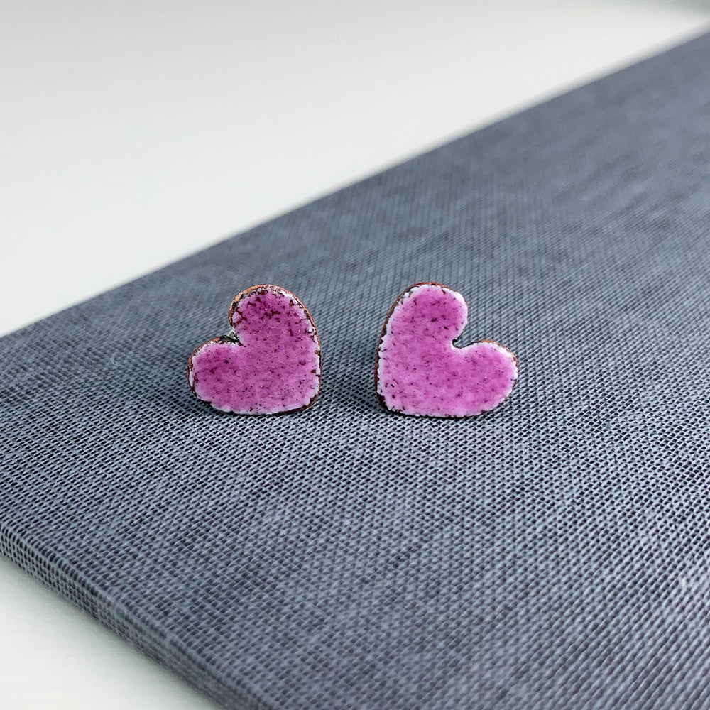 Enamel heart stud earrings - fuchsia
